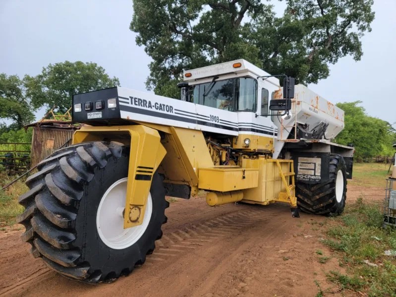 Large fertilizer spreading machine